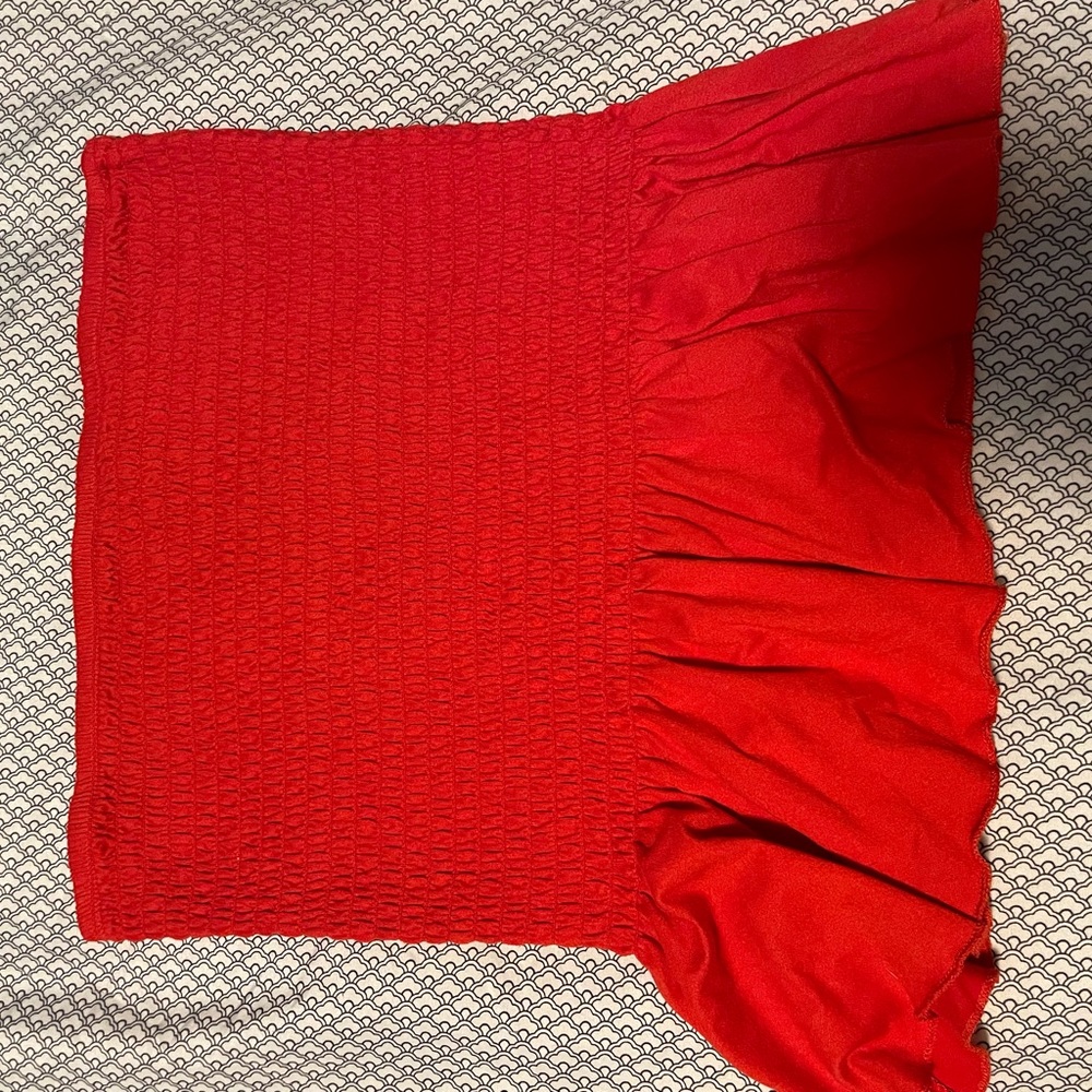 looks good with bralets or strapless bra